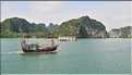 9 La baie d'Halong est composée de près de 2.000 îles sillonnées par des bateaux de pêcheurs, etc. (7)