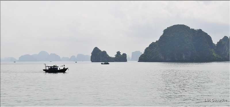 9 La baie d'Halong est composée de près de 2.000 îles sillonnées par des bateaux de pêcheurs, etc. (10)
