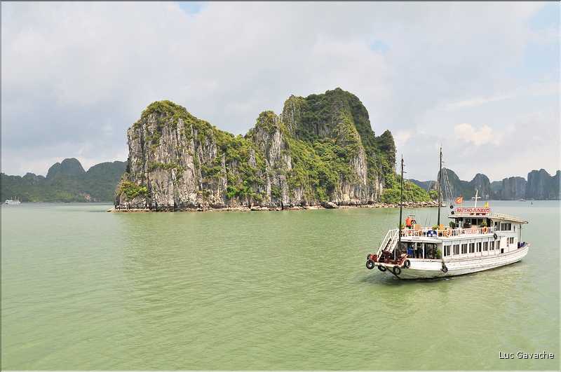9 La baie d'Halong est composée de près de 2.000 îles sillonnées par des bateaux de pêcheurs, etc. (11)