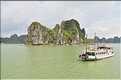 9 La baie d'Halong est composée de près de 2.000 îles sillonnées par des bateaux de pêcheurs, etc. (11)