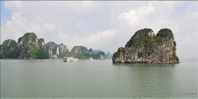 9 La baie d'Halong est composée de près de 2.000 îles sillonnées par des bateaux de pêcheurs, etc. (14)