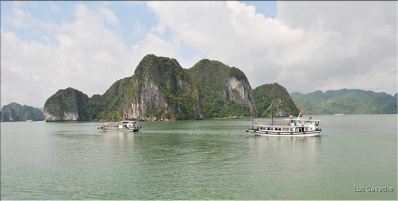 9 La baie d'Halong est composée de près de 2.000 îles sillonnées par des bateaux de pêcheurs, etc. (16)