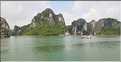 9 La baie d'Halong est composée de près de 2.000 îles sillonnées par des bateaux de pêcheurs, etc. (17)