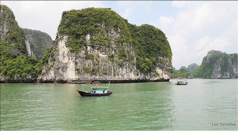 9 La baie d'Halong est composée de près de 2.000 îles sillonnées par des bateaux de pêcheurs, etc. (19)