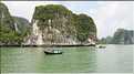 9 La baie d'Halong est composée de près de 2.000 îles sillonnées par des bateaux de pêcheurs, etc. (19)