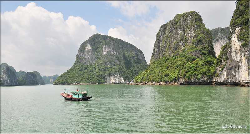 9 La baie d'Halong est composée de près de 2.000 îles sillonnées par des bateaux de pêcheurs, etc. (20)
