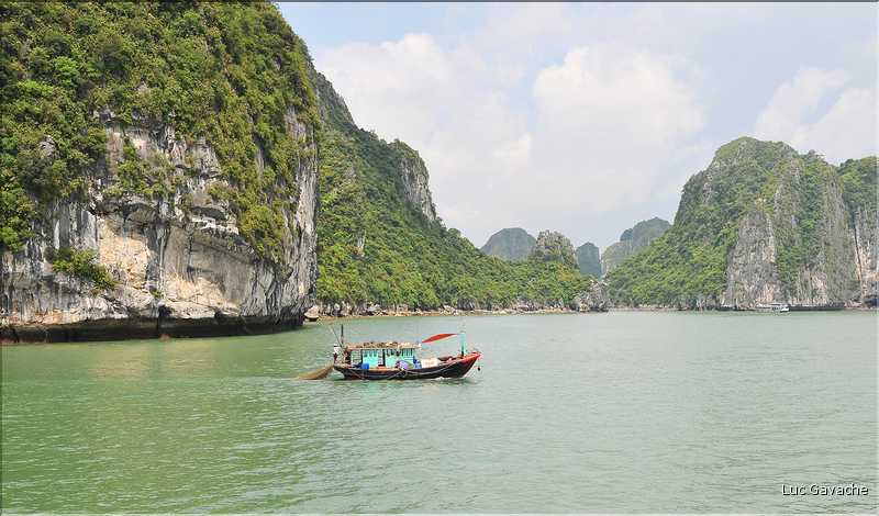 9 La baie d'Halong est composée de près de 2.000 îles sillonnées par des bateaux de pêcheurs, etc. (22)