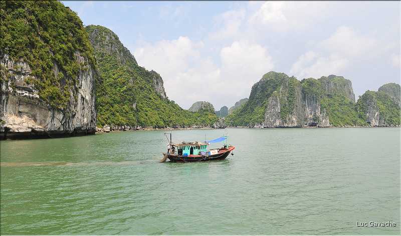 9 La baie d'Halong est composée de près de 2.000 îles sillonnées par des bateaux de pêcheurs, etc. (24)