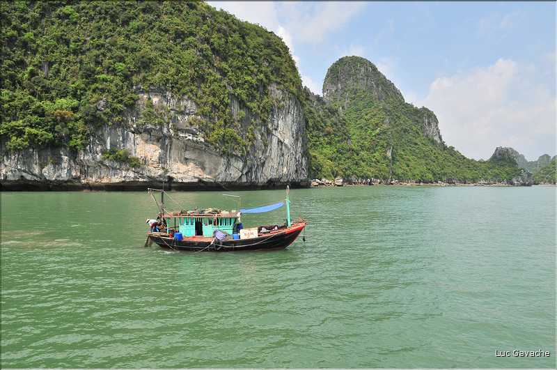 9 La baie d'Halong est composée de près de 2.000 îles sillonnées par des bateaux de pêcheurs, etc. (26)