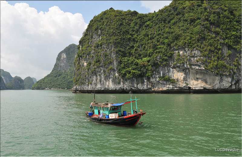 9 La baie d'Halong est composée de près de 2.000 îles sillonnées par des bateaux de pêcheurs, etc. (28)