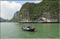 9 La baie d'Halong est composée de près de 2.000 îles sillonnées par des bateaux de pêcheurs, etc. (28)