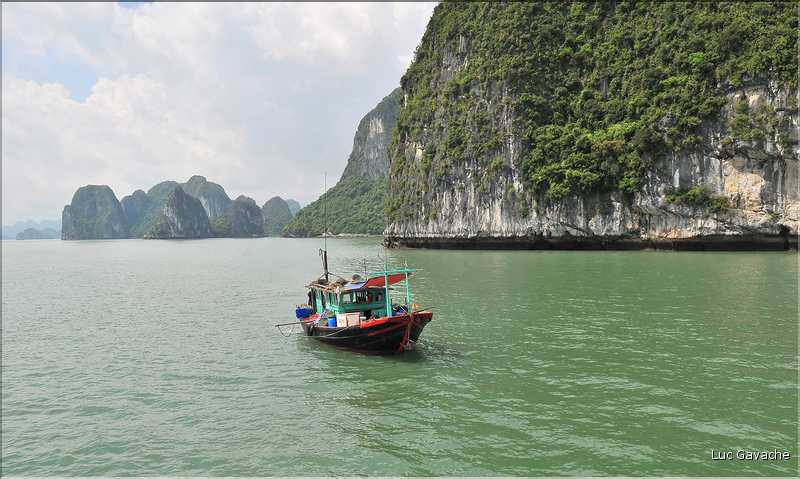 9 La baie d'Halong est composée de près de 2.000 îles sillonnées par des bateaux de pêcheurs, etc. (29)
