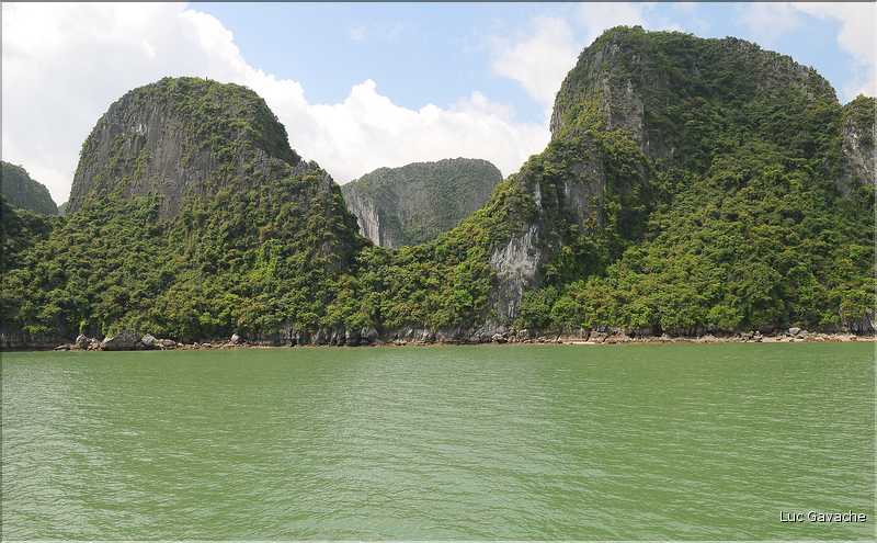 9 La baie d'Halong est composée de près de 2.000 îles sillonnées par des bateaux de pêcheurs, etc. (30)