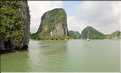 9 La baie d'Halong est composée de près de 2.000 îles sillonnées par des bateaux de pêcheurs, etc. (31)