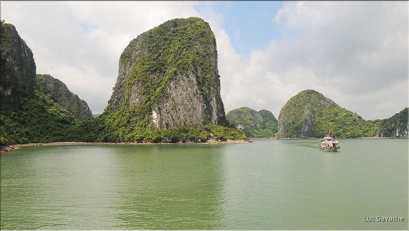 9 La baie d'Halong est composée de près de 2.000 îles sillonnées par des bateaux de pêcheurs, etc. (32)