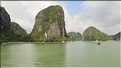 9 La baie d'Halong est composée de près de 2.000 îles sillonnées par des bateaux de pêcheurs, etc. (32)