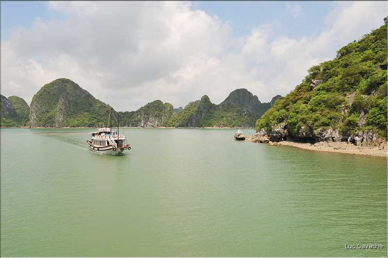 9 La baie d'Halong est composée de près de 2.000 îles sillonnées par des bateaux de pêcheurs, etc. (33)