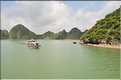 9 La baie d'Halong est composée de près de 2.000 îles sillonnées par des bateaux de pêcheurs, etc. (33)