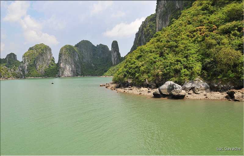 9 La baie d'Halong est composée de près de 2.000 îles sillonnées par des bateaux de pêcheurs, etc. (34)