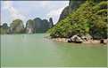 9 La baie d'Halong est composée de près de 2.000 îles sillonnées par des bateaux de pêcheurs, etc. (34)
