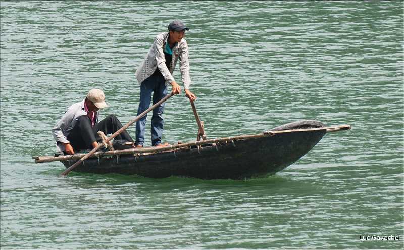 9 La baie d'Halong est composée de près de 2.000 îles sillonnées par des bateaux de pêcheurs, etc. (35)