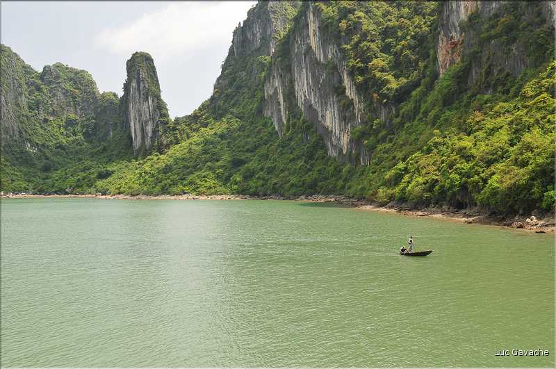 9 La baie d'Halong est composée de près de 2.000 îles sillonnées par des bateaux de pêcheurs, etc. (36)