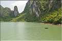 9 La baie d'Halong est composée de près de 2.000 îles sillonnées par des bateaux de pêcheurs, etc. (36)