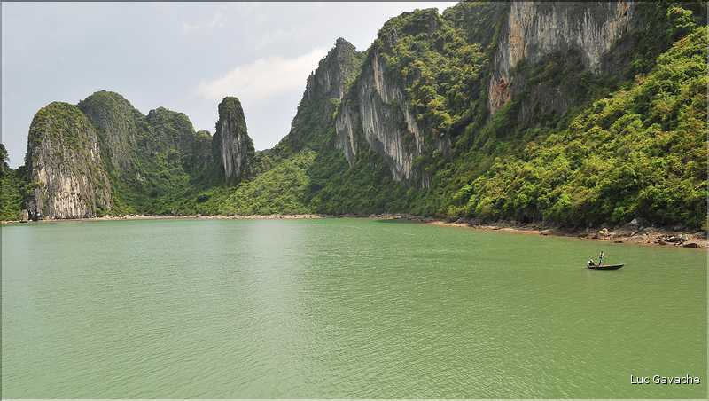 9 La baie d'Halong est composée de près de 2.000 îles sillonnées par des bateaux de pêcheurs, etc. (37)