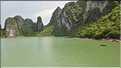 9 La baie d'Halong est composée de près de 2.000 îles sillonnées par des bateaux de pêcheurs, etc. (37)