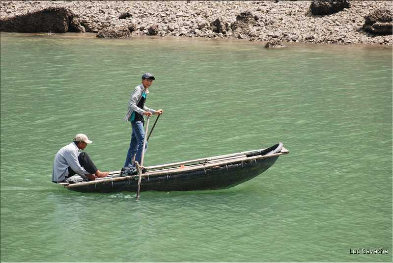 9 La baie d'Halong est composée de près de 2.000 îles sillonnées par des bateaux de pêcheurs, etc. (38)