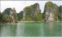 9 La baie d'Halong est composée de près de 2.000 îles sillonnées par des bateaux de pêcheurs, etc. (39)
