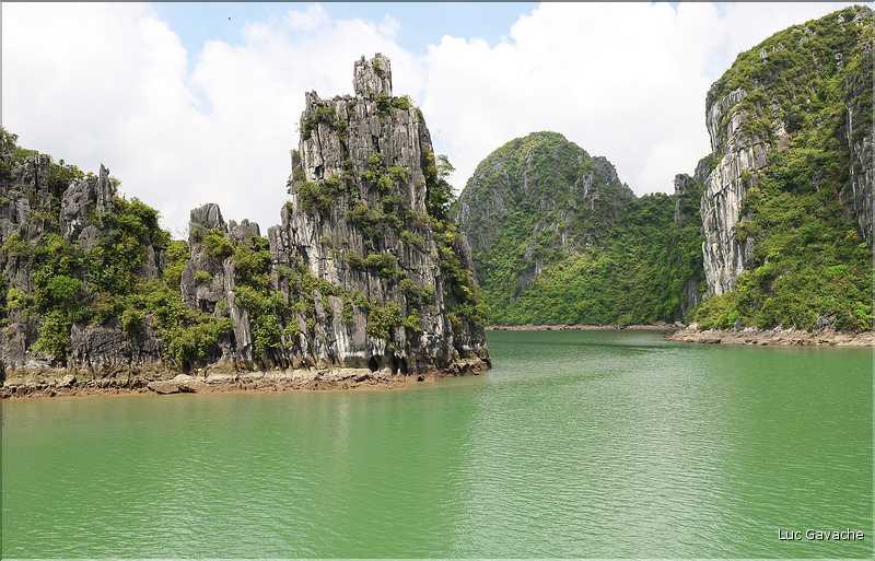 9 La baie d'Halong est composée de près de 2.000 îles sillonnées par des bateaux de pêcheurs, etc. (40)