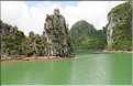 9 La baie d'Halong est composée de près de 2.000 îles sillonnées par des bateaux de pêcheurs, etc. (40)