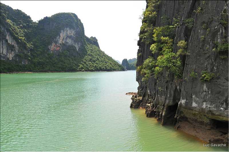 9 La baie d'Halong est composée de près de 2.000 îles sillonnées par des bateaux de pêcheurs, etc. (42)