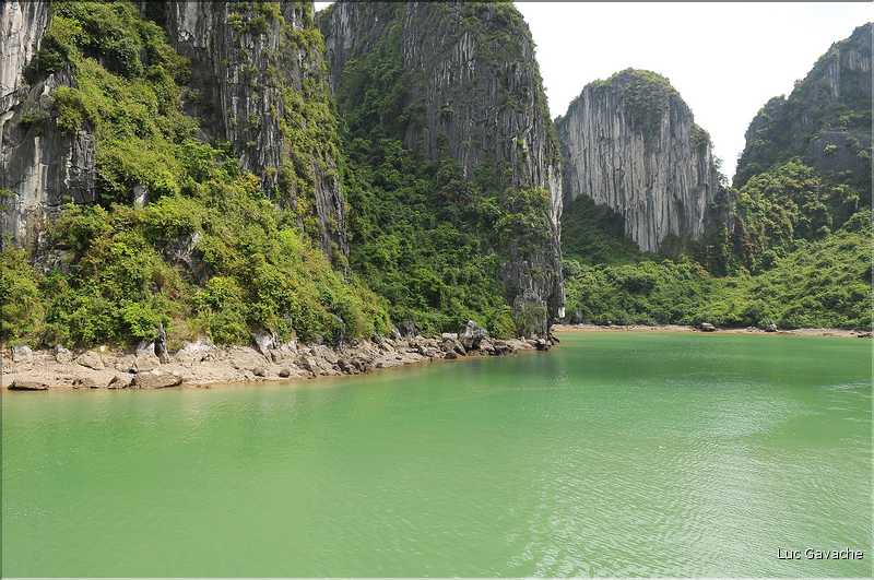 9 La baie d'Halong est composée de près de 2.000 îles sillonnées par des bateaux de pêcheurs, etc. (43)