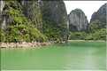 9 La baie d'Halong est composée de près de 2.000 îles sillonnées par des bateaux de pêcheurs, etc. (43)