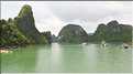 9 La baie d'Halong est composée de près de 2.000 îles sillonnées par des bateaux de pêcheurs, etc. (49)