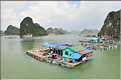 9 La baie d'Halong est composée de près de 2.000 îles sillonnées par des bateaux de pêcheurs, etc. (56)