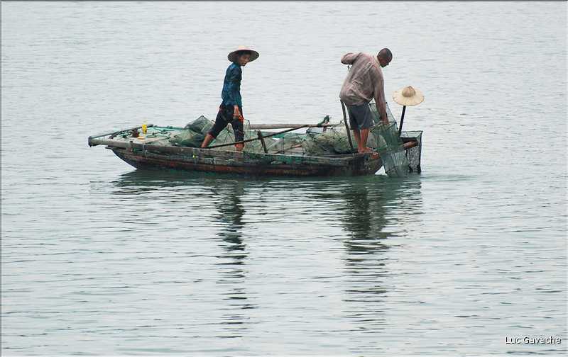 9 La baie d'Halong est composée de près de 2.000 îles sillonnées par des bateaux de pêcheurs, etc. (59)