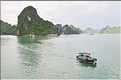 9 La baie d'Halong est composée de près de 2.000 îles sillonnées par des bateaux de pêcheurs, etc. (62)