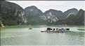 9 La baie d'Halong est composée de près de 2.000 îles sillonnées par des bateaux de pêcheurs, etc. (68)