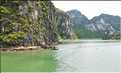 9 La baie d'Halong est composée de près de 2.000 îles sillonnées par des bateaux de pêcheurs, etc. (69)