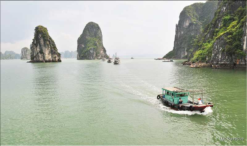 9 La baie d'Halong est composée de près de 2.000 îles sillonnées par des bateaux de pêcheurs, etc. (71)