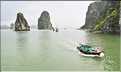 9 La baie d'Halong est composée de près de 2.000 îles sillonnées par des bateaux de pêcheurs, etc. (71)