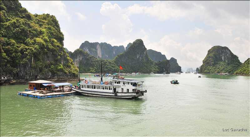 9 La baie d'Halong est composée de près de 2.000 îles sillonnées par des bateaux de pêcheurs, etc. (73)