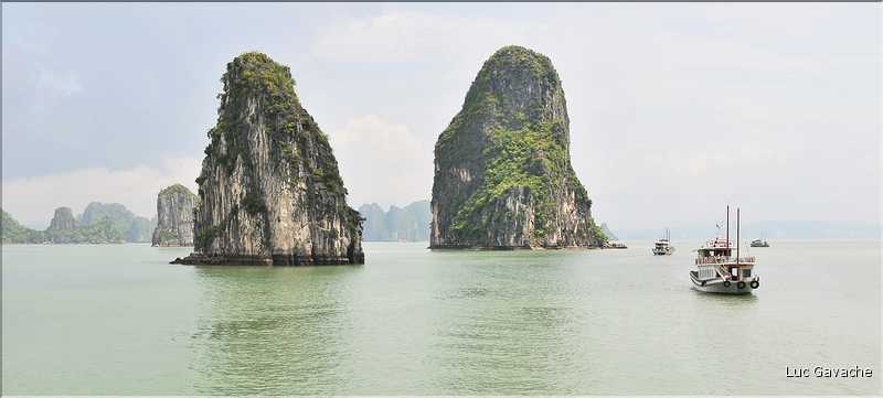 9 La baie d'Halong est composée de près de 2.000 îles sillonnées par des bateaux de pêcheurs, etc. (75)
