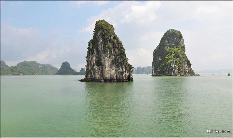 9 La baie d'Halong est composée de près de 2.000 îles sillonnées par des bateaux de pêcheurs, etc. (79)
