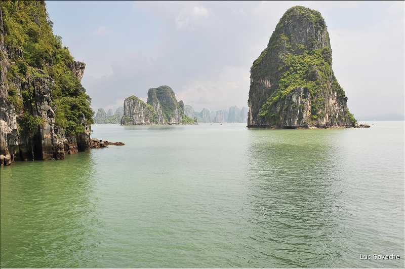 9 La baie d'Halong est composée de près de 2.000 îles sillonnées par des bateaux de pêcheurs, etc. (80)