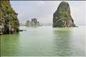 9 La baie d'Halong est composée de près de 2.000 îles sillonnées par des bateaux de pêcheurs, etc. (80)