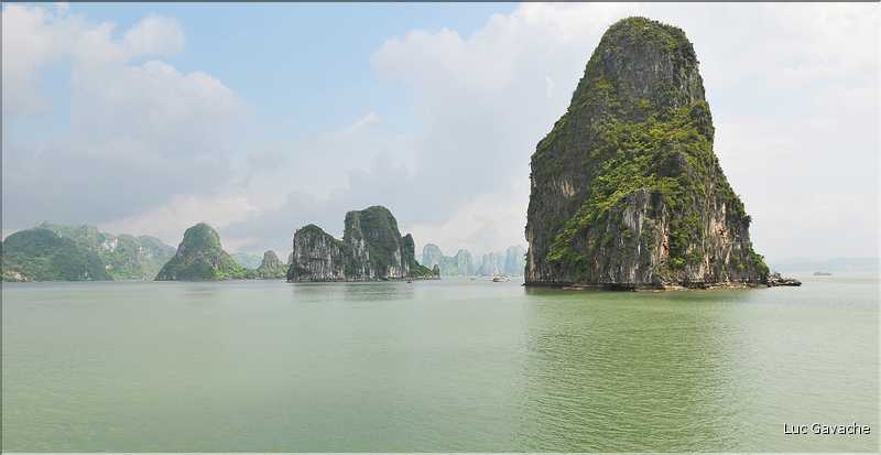 9 La baie d'Halong est composée de près de 2.000 îles sillonnées par des bateaux de pêcheurs, etc. (81)